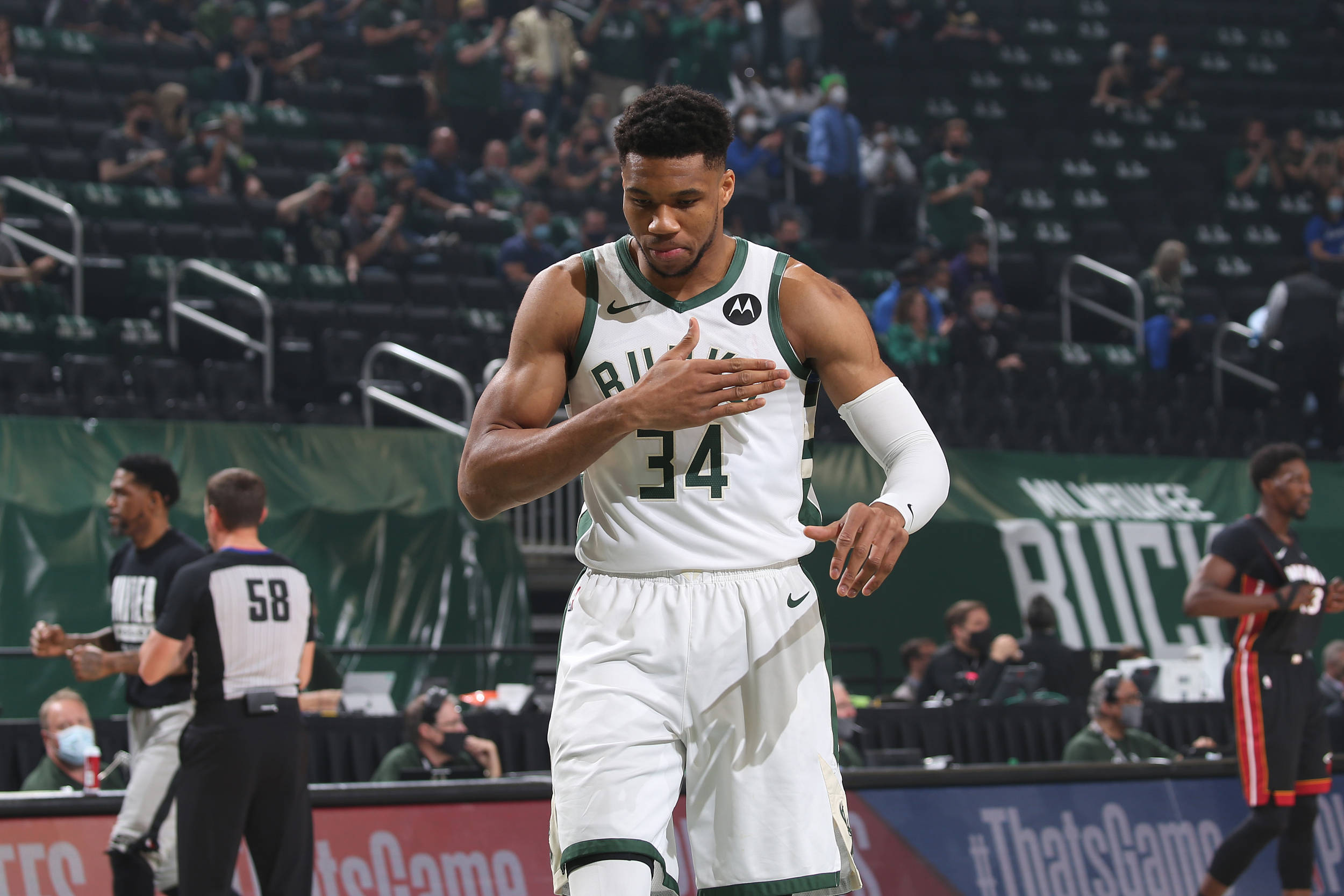 包含澳大利亚男篮完胜雄鹿，威斯布鲁克高光表现的词条