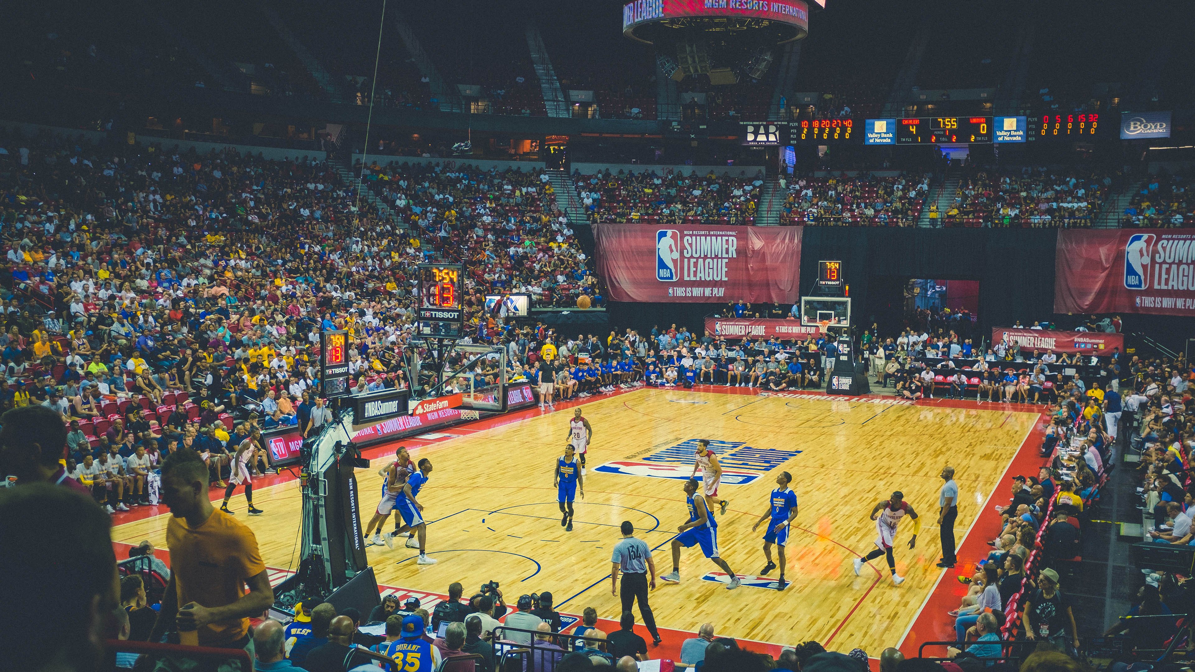 开云体育中国-北境冰锋破南欧烈焰，莫德里奇一记穿越时空的制胜弧线